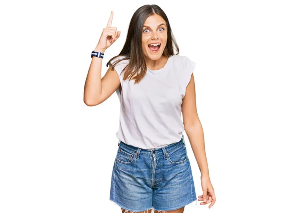 Junge Kaukasische Frau Lässigem Weißem Shirt Mit Erhobenem Zeigefinger Und — Stockfoto