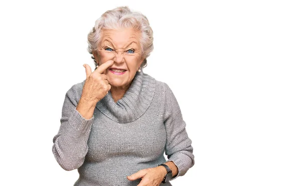 Eine Ältere Grauhaarige Frau Lässigem Winterpullover Zeigt Mit Der Hand — Stockfoto
