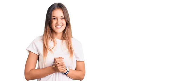 Mulher Branca Bonita Vestindo Camisa Branca Casual Com Mãos Juntas — Fotografia de Stock