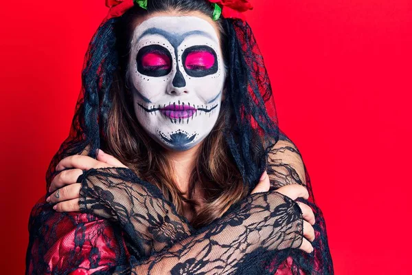 Mujer Joven Vistiendo Día Del Disfraz Muerto Sobre Rojo Abrazándose —  Fotos de Stock