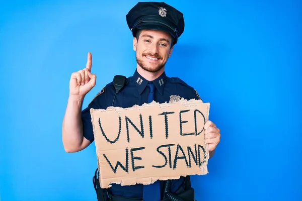 Junge Kaukasische Mann Polizeiuniform Halten Vereint Stehen Wir Banner Überrascht — Stockfoto