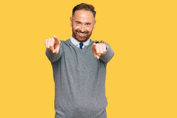 Bonito Homem Meia Idade Vestindo Roupas Negócios Apontando Para Você — Fotografia de Stock