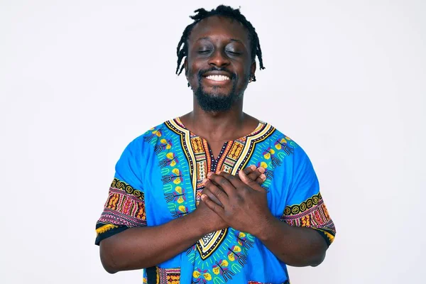 Jovem Afro Americano Com Tranças Vestindo Tshirt Tradicional Africana Sorrindo — Fotografia de Stock