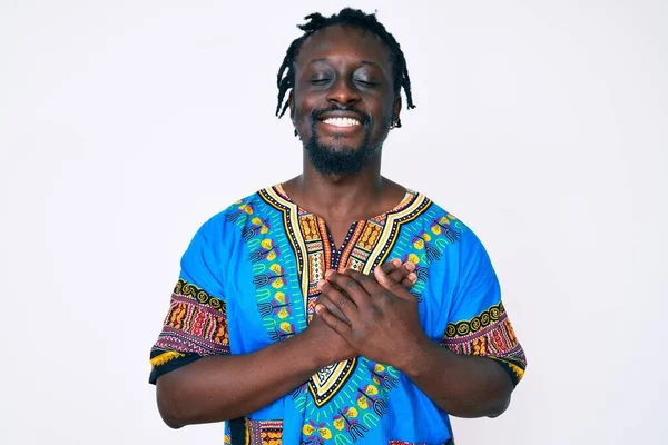 Joven Afroamericano Con Trenzas Con Camiseta Tradicional Africana Sonriendo Con —  Fotos de Stock