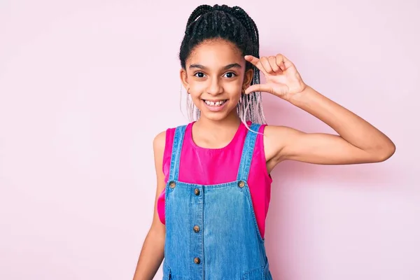 Criança Jovem Afro Americana Com Tranças Vestindo Roupas Casuais Sobre — Fotografia de Stock