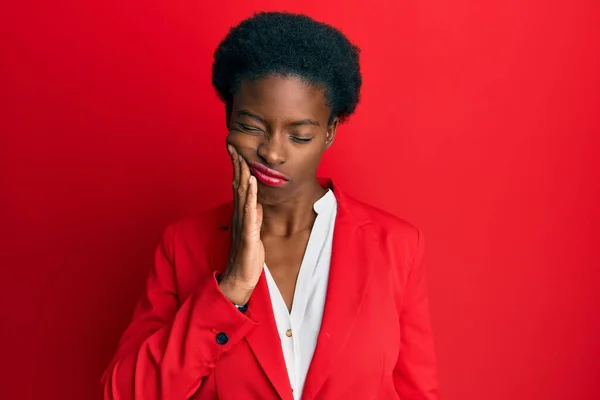 Ung Afrikansk Amerikansk Flicka Bär Affärskläder Röra Munnen Med Handen — Stockfoto