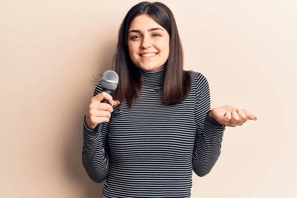 Jovem Menina Bonita Cantando Música Usando Microfone Gritando Orgulhoso Celebrando — Fotografia de Stock