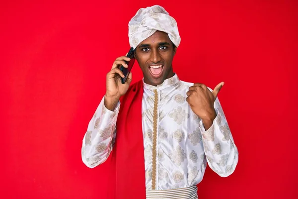 Indiano Homem Vestindo Tradição Sherwani Saree Roupas Falando Telefone Apontando — Fotografia de Stock