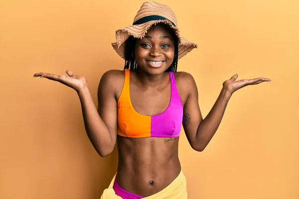 Genç Afro Amerikan Kadın Bikini Giyiyor Yaz Şapkası Takıyor Hiçbir — Stok fotoğraf