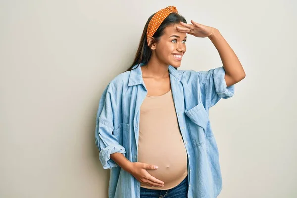Piękna Latynoska Kobieta Spodziewa Się Dziecka Dotykając Brzucha Ciąży Bardzo — Zdjęcie stockowe