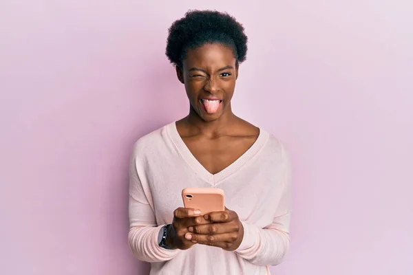 Jong Afrikaans Amerikaans Meisje Met Behulp Van Smartphone Steken Tong — Stockfoto