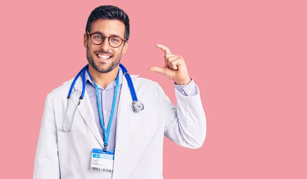Ung Latinamerikan Man Klädd Läkare Uniform Och Stetoskop Leende Och — Stockfoto