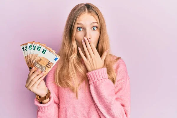 Hermosa Chica Caucásica Joven Sosteniendo Montón Billetes Euros Que Cubren — Foto de Stock