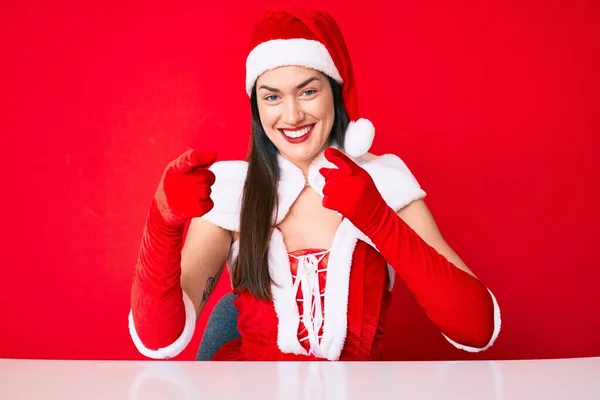 Ung Kaukasisk Kvinna Tomtedräkt Pekar Finger Mot Kamera Med Glada — Stockfoto