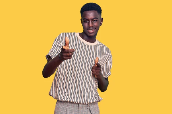 Ung Afrikansk Amerikan Man Bär Casual Kläder Pekar Finger Till — Stockfoto