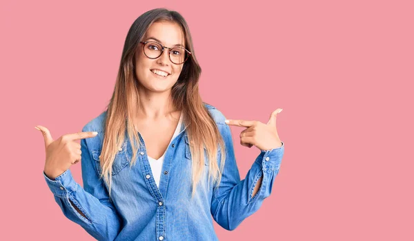 Schöne Kaukasische Frau Lässiger Kleidung Und Brille Ahnungslos Und Verwirrt — Stockfoto