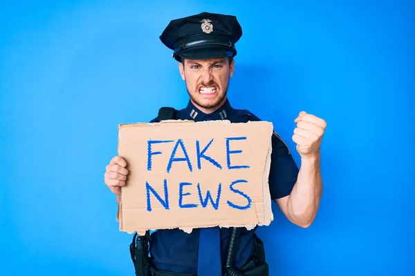 Junger Kaukasischer Mann Polizeiuniform Mit Fake News Banner Genervt Und — Stockfoto