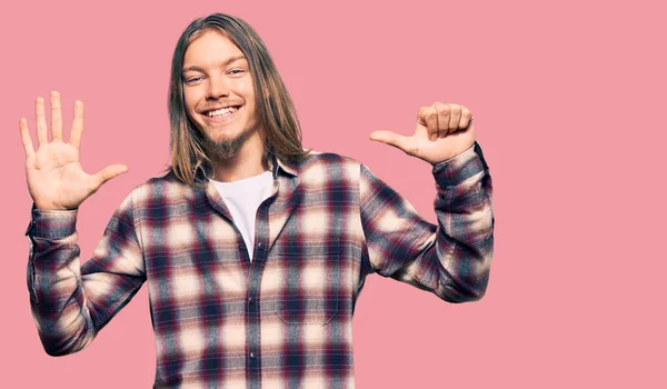 Handsome Caucasian Man Long Hair Wearing Hipster Shirt Showing Pointing — Stock Photo, Image