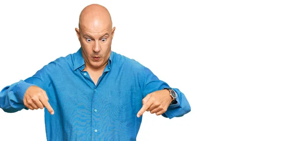 Middle Age Bald Man Wearing Casual Clothes Pointing Fingers Showing — Fotografia de Stock