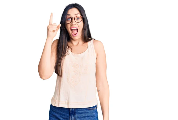 Joven Hermosa Mujer Caucásica Con Ropa Casual Gafas Apuntando Con — Foto de Stock