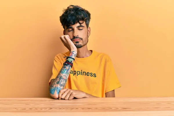 Joven Hombre Hispano Usando Camiseta Con Mensaje Palabra Felicidad Sentado — Foto de Stock