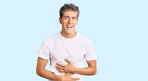 Jovem Homem Bonito Vestindo Camisa Branca Casual Sorrindo Rindo Forte — Fotografia de Stock