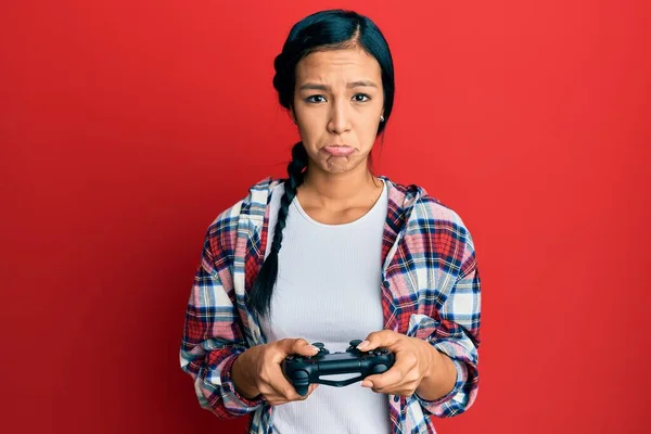 Beautiful Hispanic Woman Playing Video Game Holding Controller Depressed Worry — Stockfoto