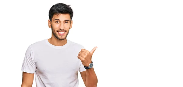 Joven Hombre Guapo Vistiendo Camiseta Blanca Casual Sonriendo Con Cara —  Fotos de Stock