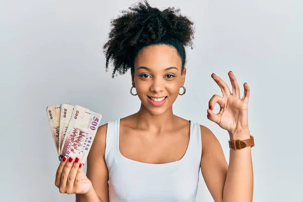 Mladá Africká Americká Dívka Drží 500 Nových Taiwanských Dolarů Bankovek — Stock fotografie