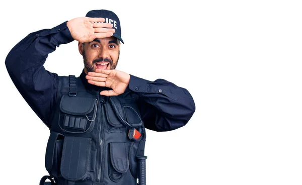 Polis Üniforması Giyen Neşeli Gülücükler Saçan Yüzü Belli Eden Spanyol — Stok fotoğraf