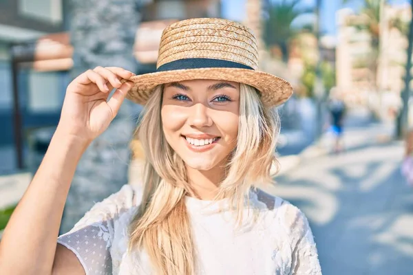 Jovem Caucasiana Menina Turística Sorrindo Feliz Andando Rua Cidade — Fotografia de Stock