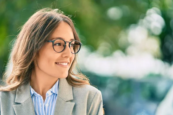 Jonge Spaanse Zakenvrouw Glimlachend Blij Staande Stad — Stockfoto