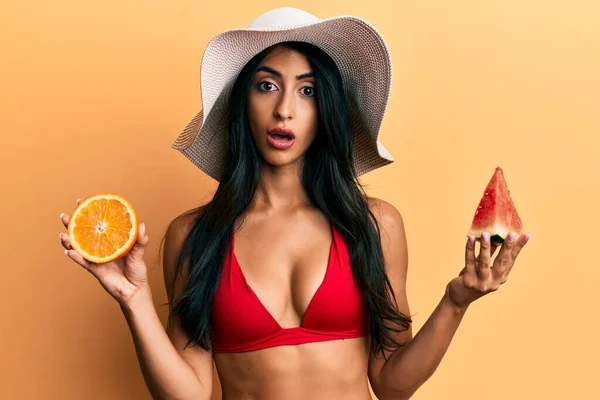 Hermosa Mujer Hispana Comiendo Sandía Naranja Cara Shock Luciendo Escéptica —  Fotos de Stock