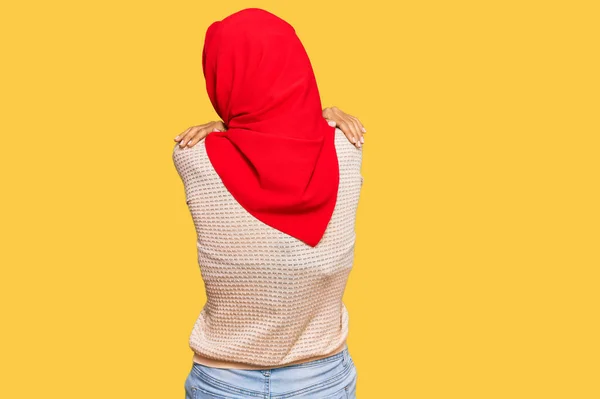 伝統的なイスラム教のヒジャーブスカーフを身に着けている若いアフリカ系アメリカ人女性は 自分自身を満足させ 後方から肯定的な抱擁 自己愛と自己ケア — ストック写真