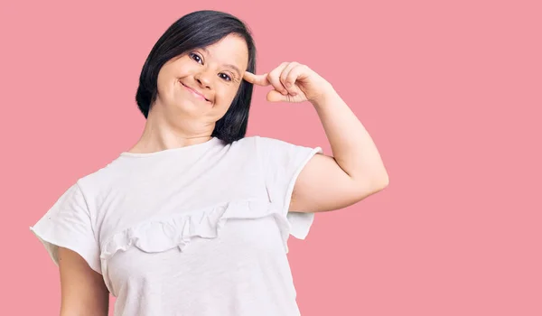 Brünette Frau Mit Syndrom Trägt Legeres Weißes Shirt Lächelnd Mit — Stockfoto