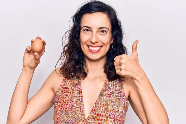 Junge Schöne Hispanische Frau Hält Lächelnd Glücklich Und Positiv Daumen — Stockfoto