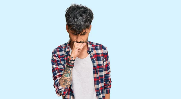 Hombre Hispano Joven Que Usa Ropa Casual Sintiéndose Mal Tosiendo — Foto de Stock