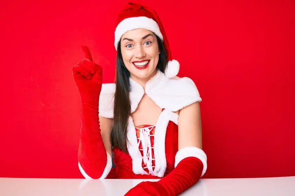 Молодая Белая Женщина Костюме Санта Клауса Показывает Показывает Пальцем Номер — стоковое фото