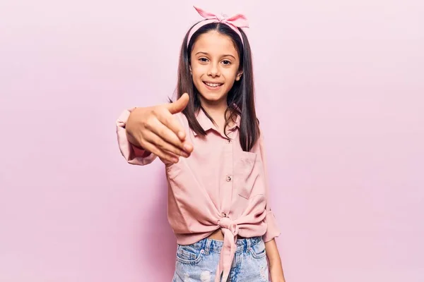 Vacker Barn Flicka Bär Casual Kläder Ler Vänlig Erbjuder Handslag — Stockfoto