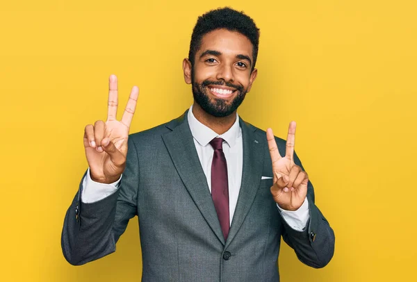 Giovane Uomo Afroamericano Che Indossa Abiti Lavoro Sorridente Guardando Fotocamera — Foto Stock