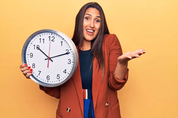 Jong Mooi Brunette Vrouw Dragen Jas Met Grote Klok Vieren — Stockfoto