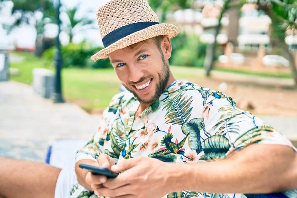 Caucasian Handsome Man Smiling Happy Outdoors Using Smartphone — Stock Photo, Image