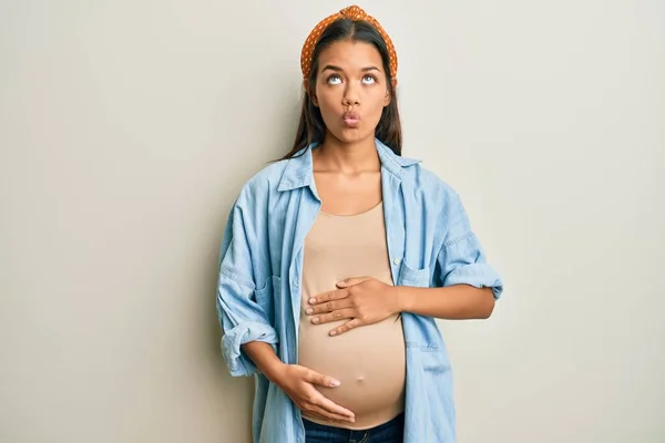 Güzel Spanyol Bir Kadın Bebek Bekliyor Hamile Karnına Dokunuyor Dudaklarıyla — Stok fotoğraf