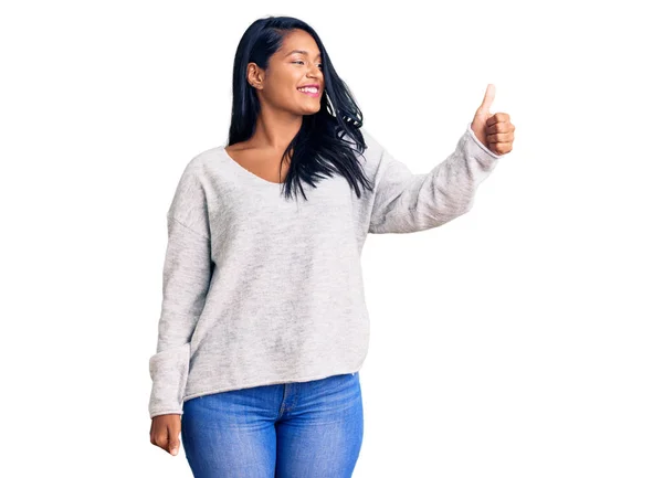 Donna Ispanica Con Capelli Lunghi Che Indossa Abiti Casual Cercando — Foto Stock