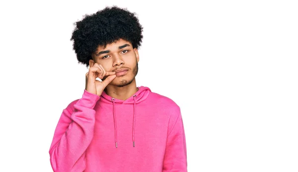 Giovane Uomo Afro Americano Con Capelli Afro Indossa Casual Bocca — Foto Stock