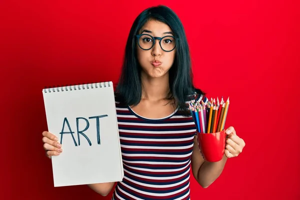 Hermosa Mujer Joven Asiática Sosteniendo Cuaderno Arte Lápices Colores Hinchando — Foto de Stock