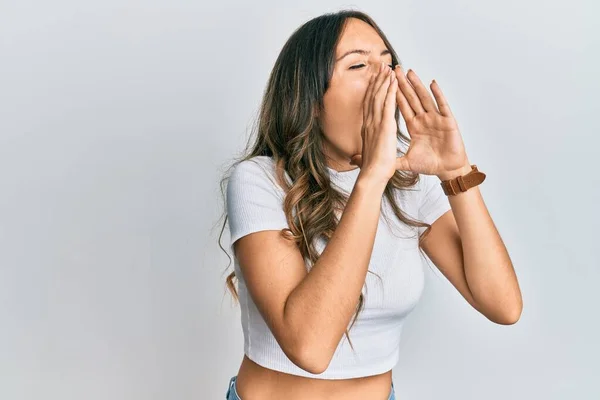 Mujer Morena Joven Vistiendo Camiseta Blanca Casual Gritando Enojado Voz —  Fotos de Stock