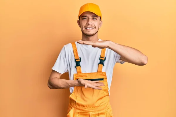 Hispanic Jongeman Draagt Klusjesman Uniform Gebaren Met Handen Tonen Grote — Stockfoto