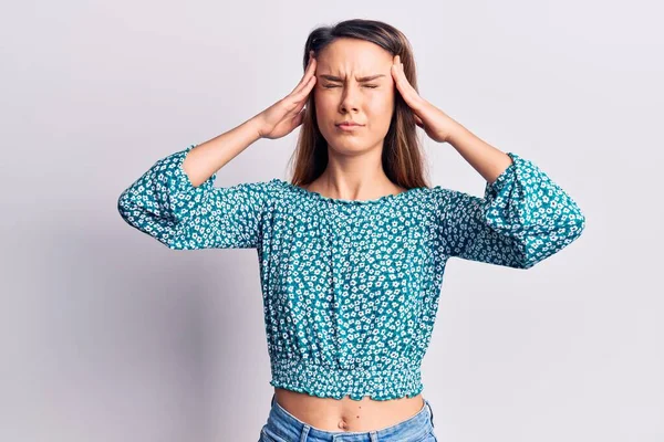 Genç Güzel Bir Kız Elleri Kafasında Günlük Tişört Giyiyor Stres — Stok fotoğraf