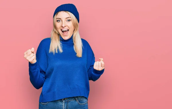 Jeune Femme Caucasienne Portant Pull Une Casquette Hiver Laine Célébrant — Photo